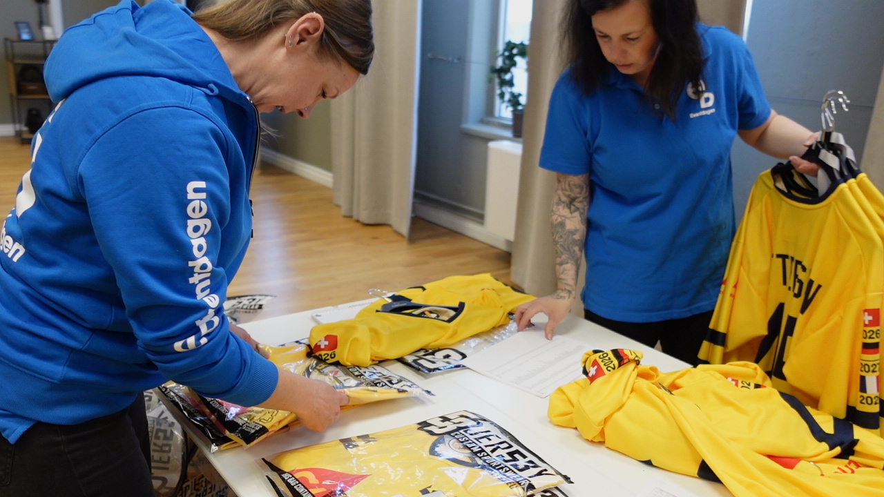 Emma och Jenny från Eventdagen innan eventet. Sorterade och hängde upp hockeytröjor